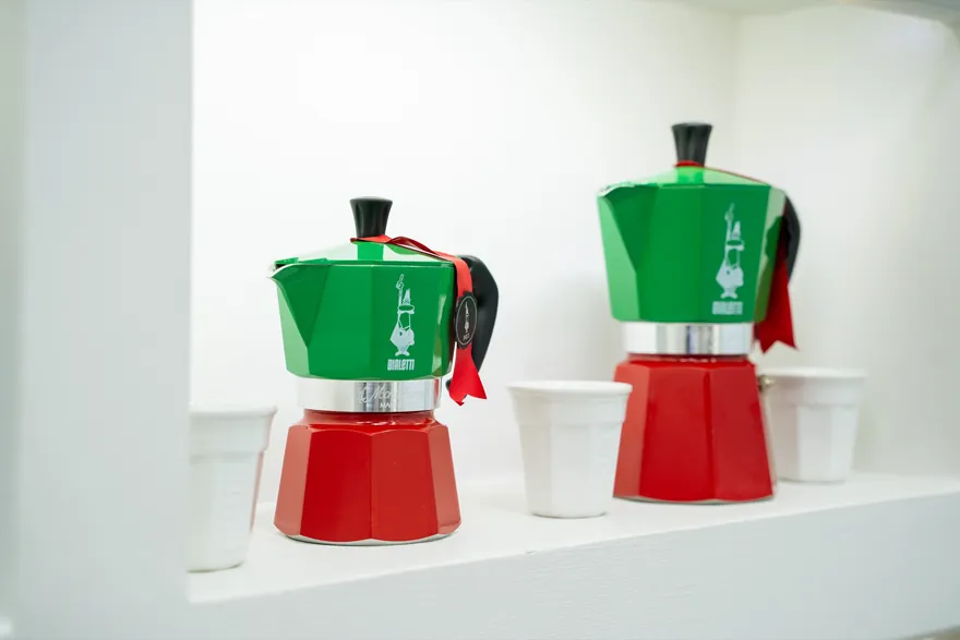 Cafeteras Bialetti tricolor en exhibición