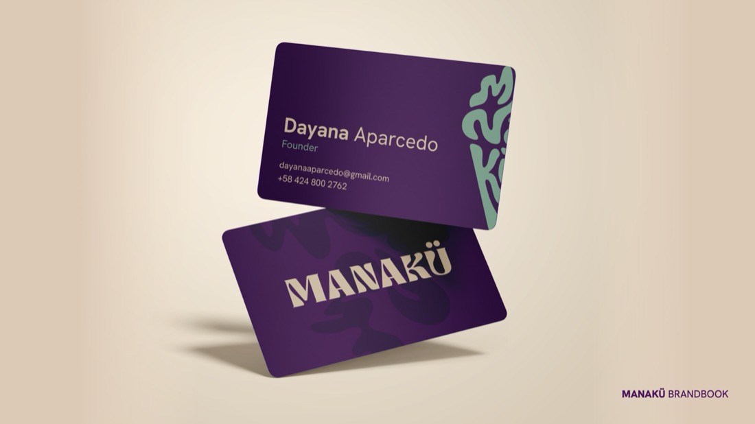 Tarjetas de presentación moradas de Manakü con el logotipo y el isotipo