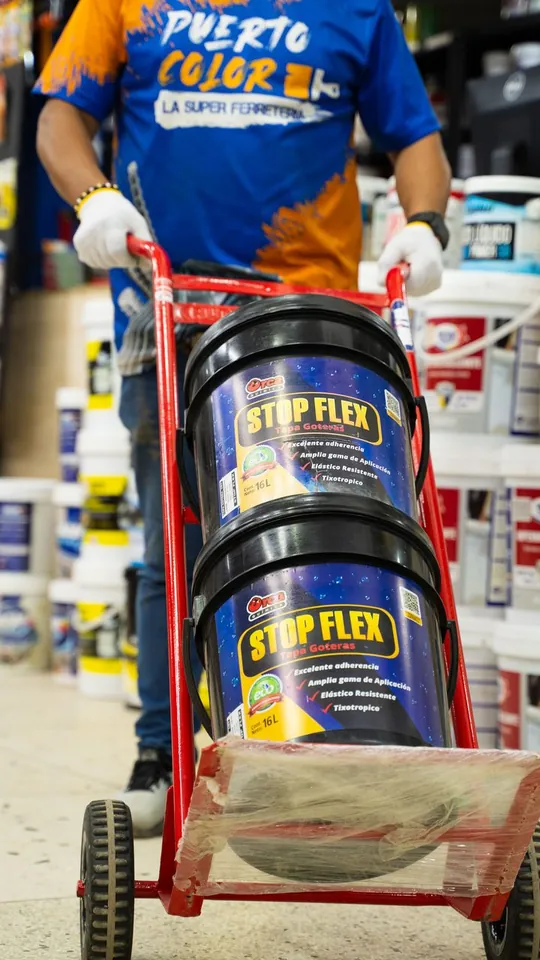 Asesor de Puerto Color con cuñetes de impermeabilizante, foto en tienda de Ikusa Media