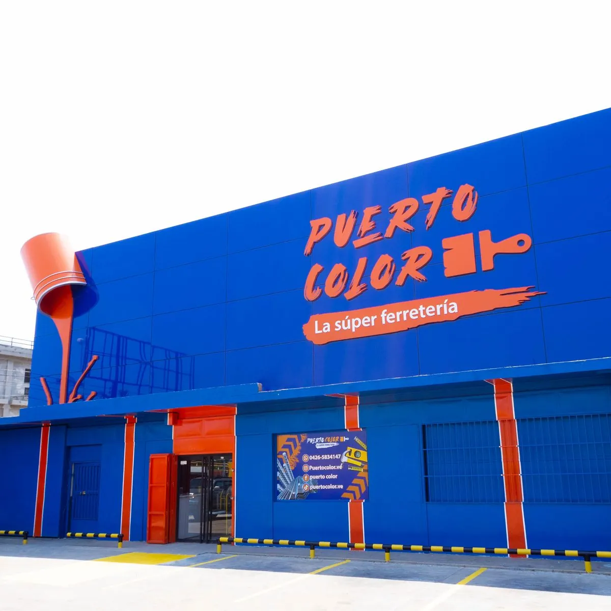 Fachada de una tienda Puerto Color con la marca creada por Ikusa Media