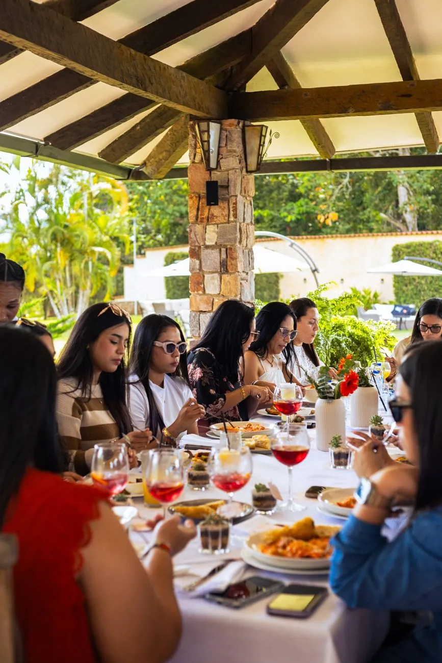 Mesa de celebración en la terraza de Villa Emma
