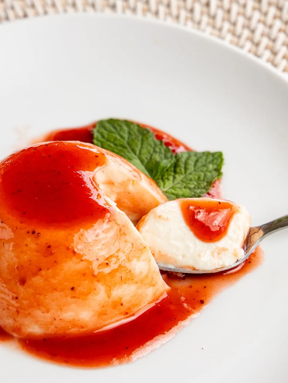 Panna cotta con salsa de fresa y hierbabuena