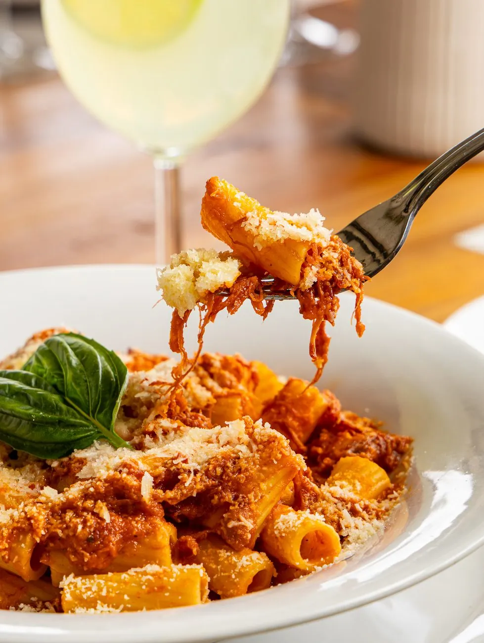 Pasta corta en salsa de tomate con albahaca