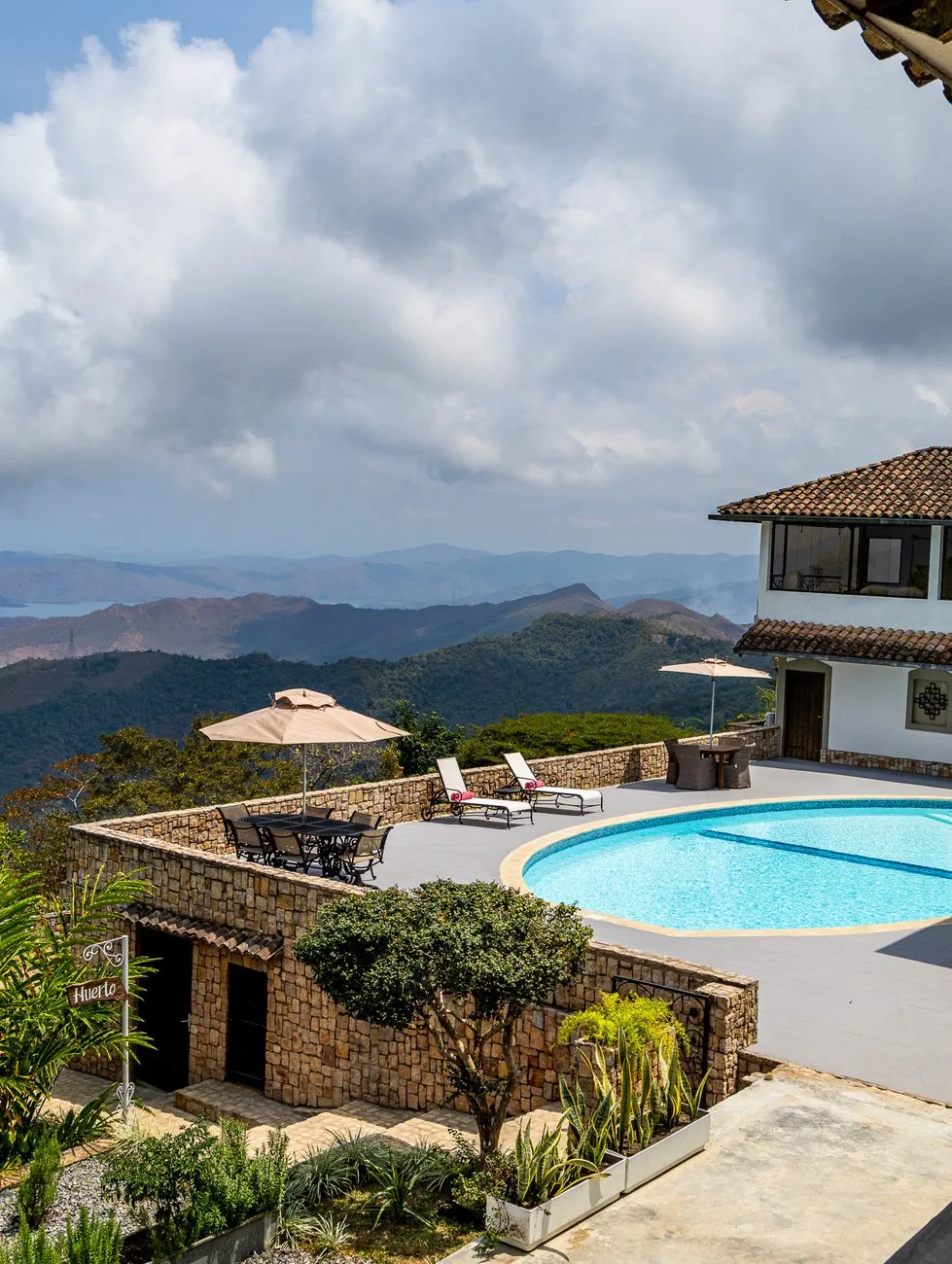 La casa y la piscina de Villa Emma entre montañas